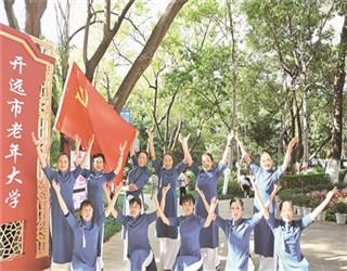 遵义市中级人民法院上门为高龄老同志送生日祝福