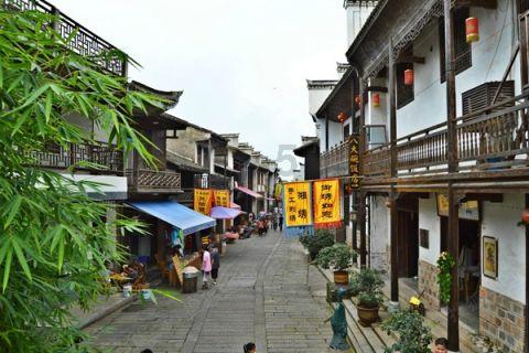 妈祖庙通常建在沿海,渔民通过祭祀妈祖,祈求海上平安